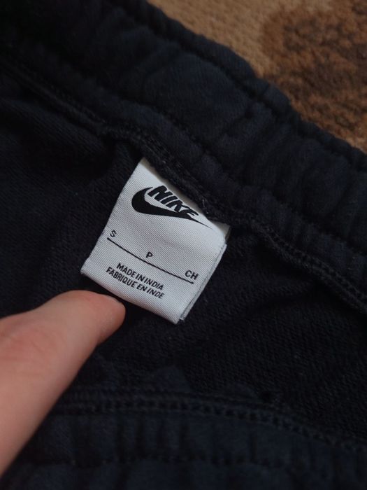 Штани nike б/у оригінал
Нюанси на фото,пит в лс
Заміри в лс
Сайз с-хс