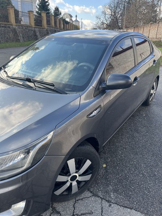 Кіа Ріо 2012 автомобіль