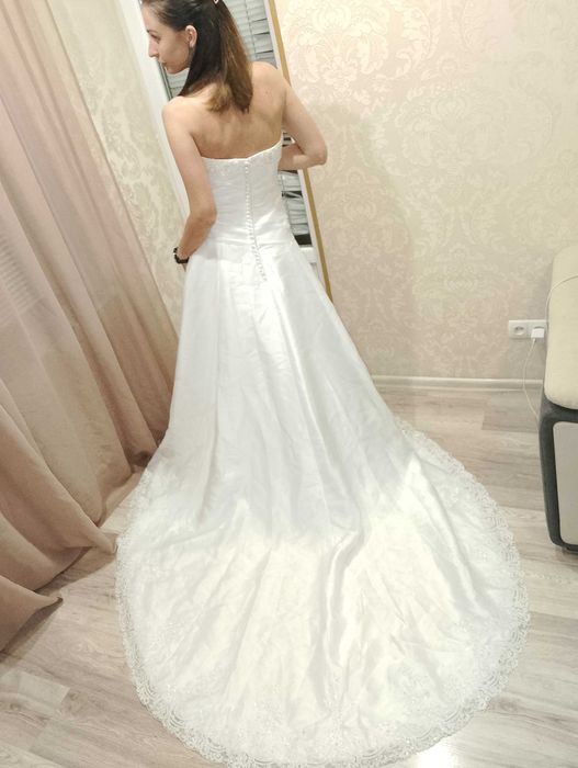 Весільна сукня зі шлейфом