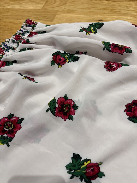 Spódnica góralska/folk na gumce biała w czerwone kwiaty | midi