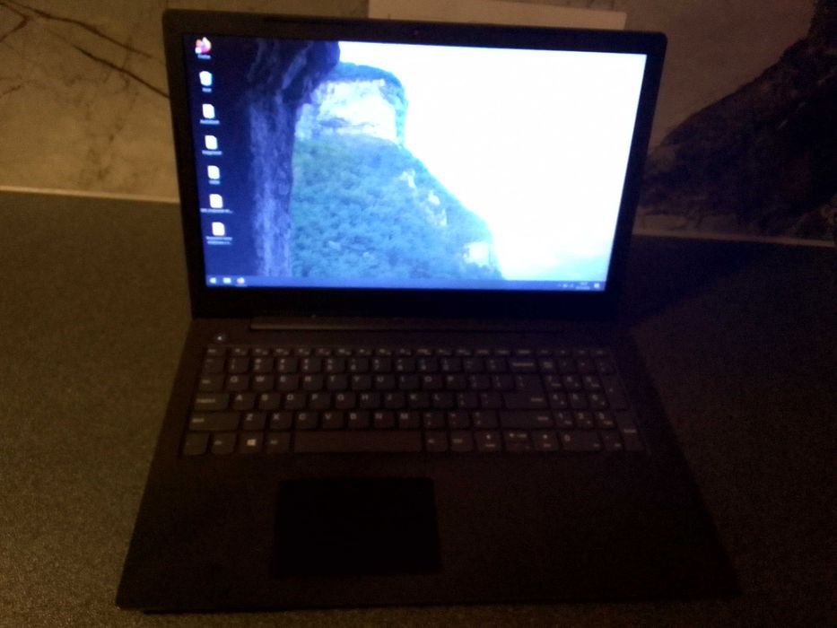 Sprzedam laptopa Lenovo V130 15,6" 8GB RAM 512GB Dysk SSD