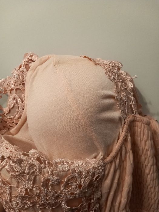 Różowa sukienka z koronką