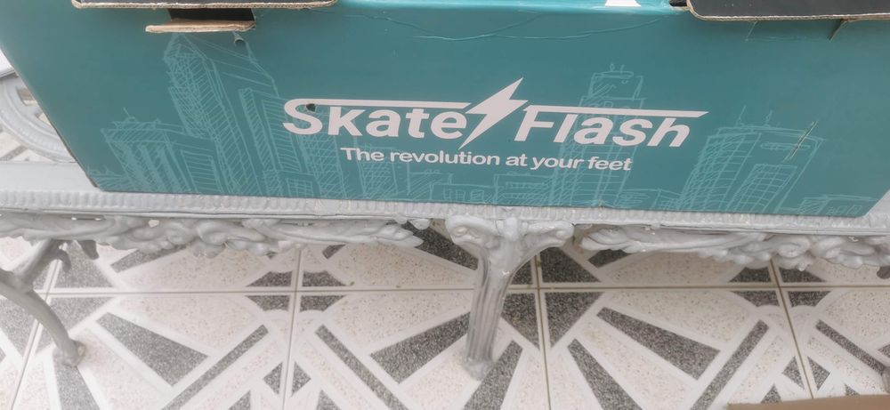 Hoverboard e cadeira em caixa