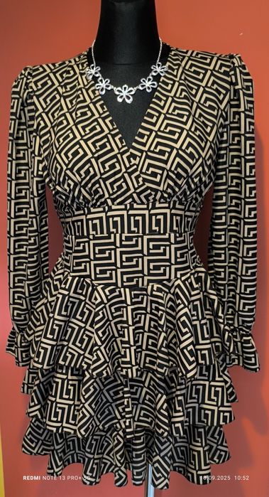 Fajna sukienka dekolt falbany