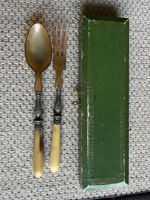 Talheres de salada de corno e prata