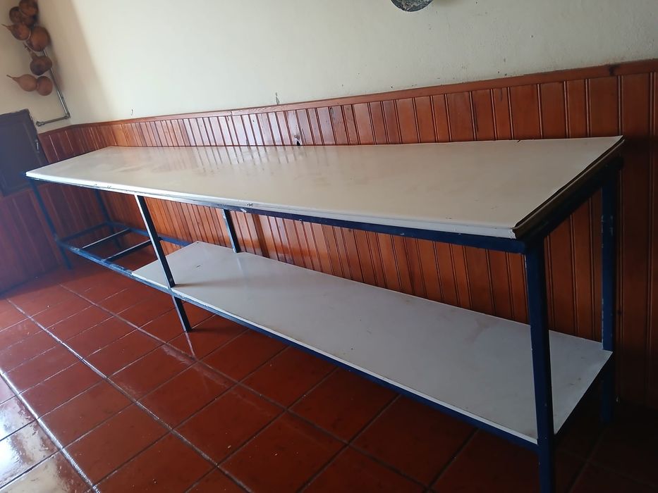 Bancada 4m de compr 80cm de altura, tampo de 90c