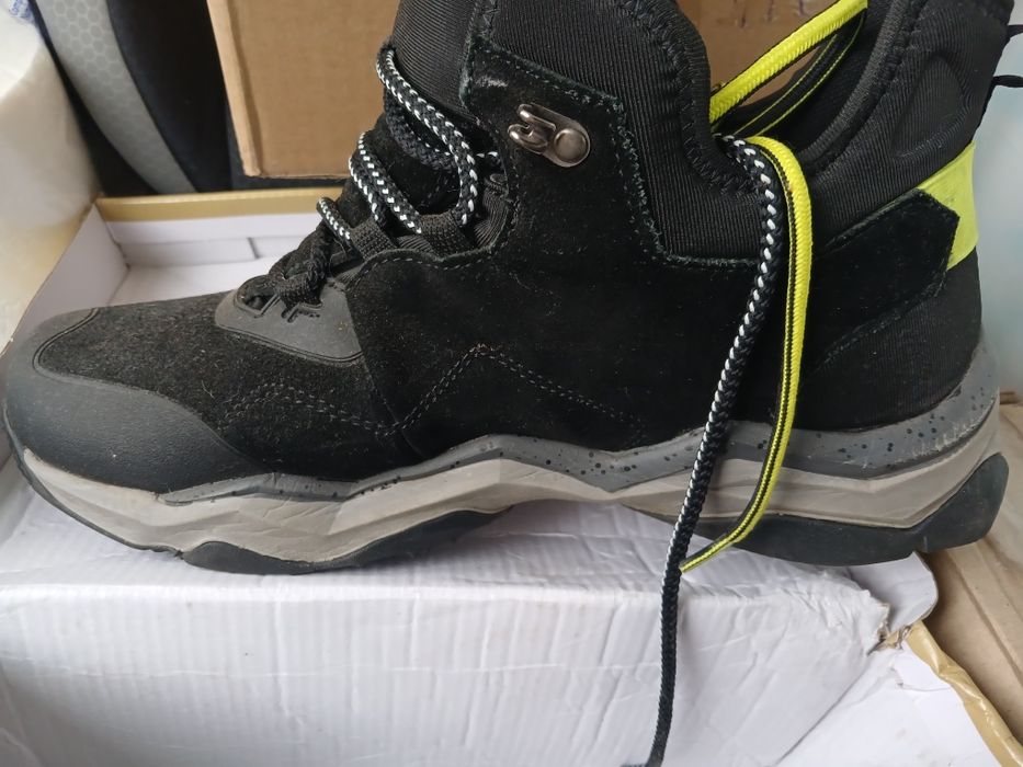 Теплі зимові черевики.