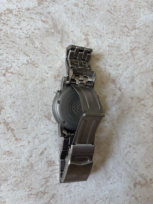 relógio é um Time Force Titanium Crono