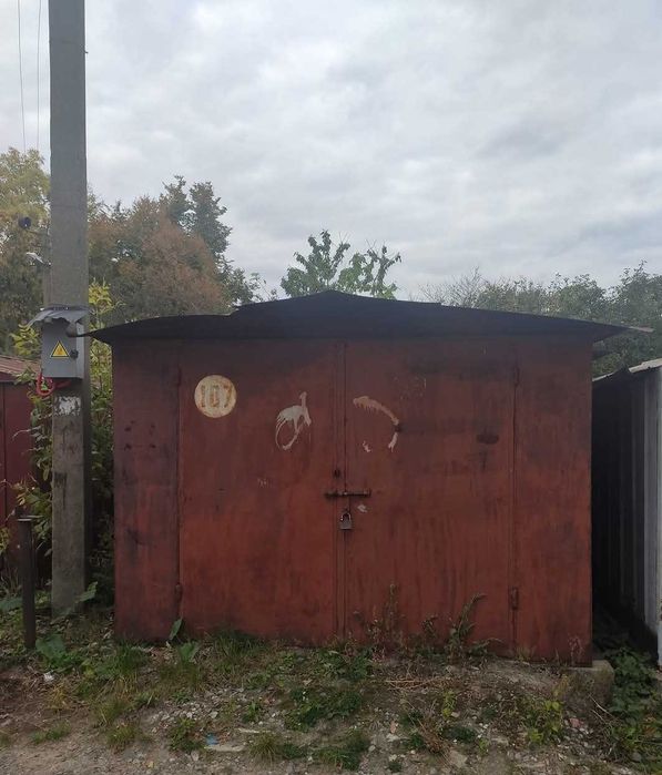 Продаж земельної ділянки з металевим гаражем.