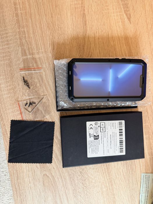Capa Blindada de Alumínio e Vidro Temperado para iPhone 13 Pro Max (Nova)