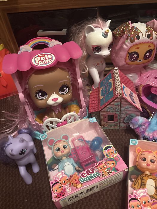 игрушек, в основном состоящий из кукол