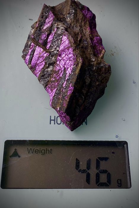 Purpuryt - niesamowity minerał z Namibii o wyjątkowym kolorze