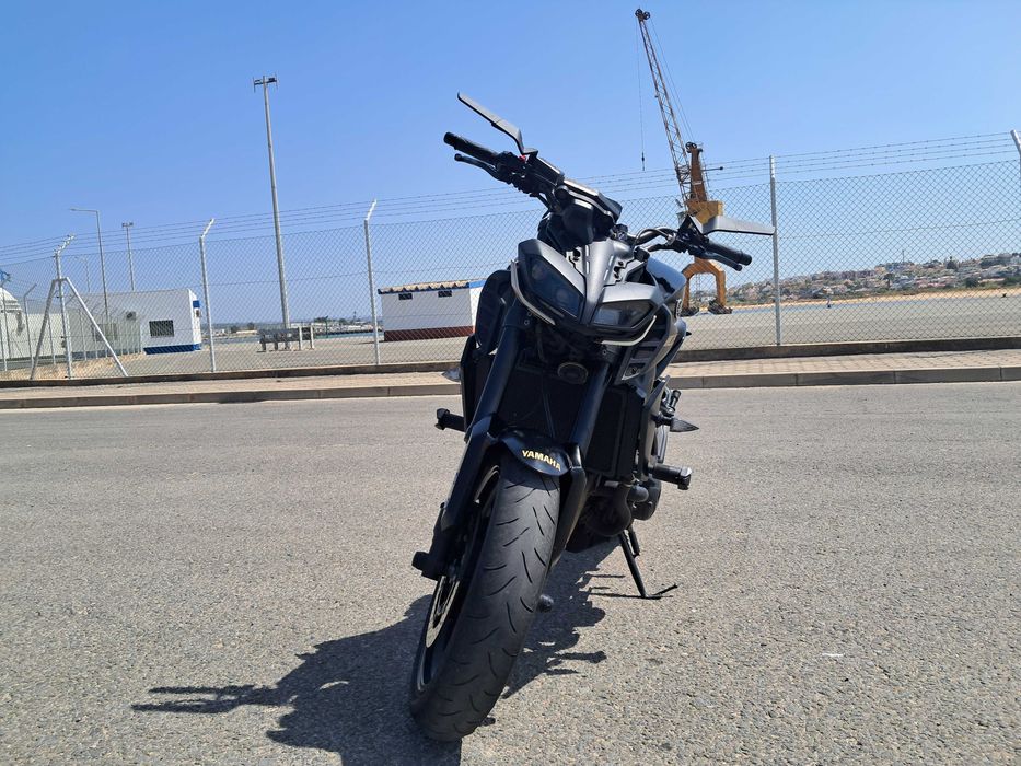 Yamaha MT-09 Preta/Dourada
