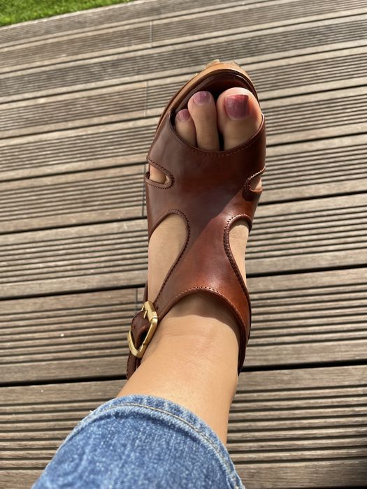 Sandalias pele castanha Strena