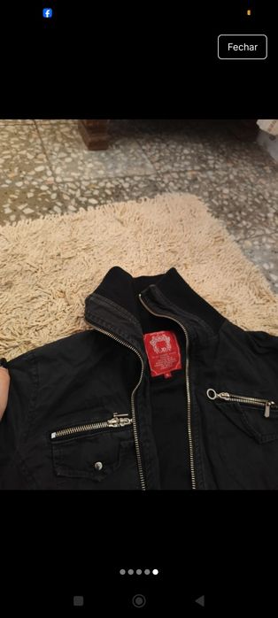 Casaco preto  com bolsos e fecho