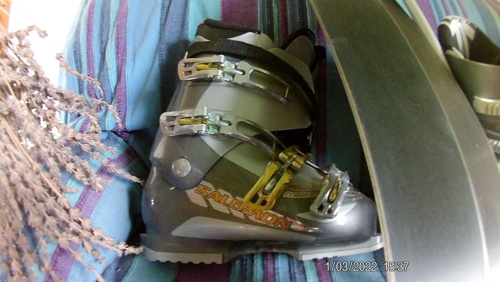 vendo esquis , bastões e botas