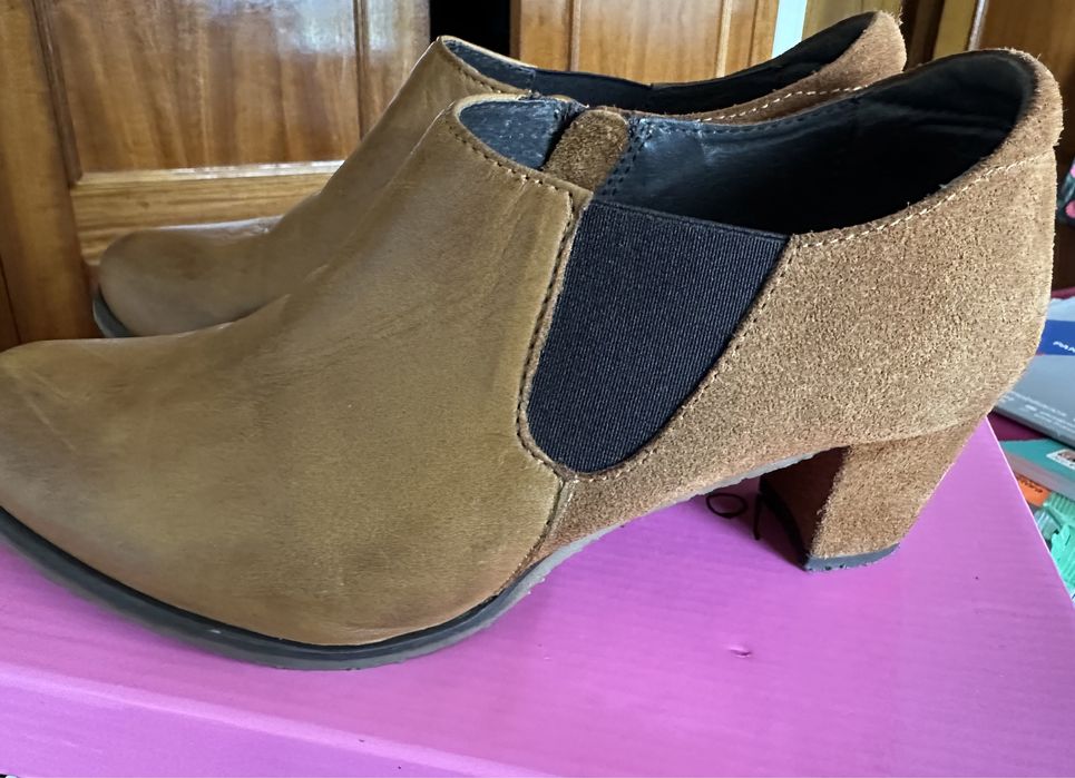 Sapato tipo bota cor castanho