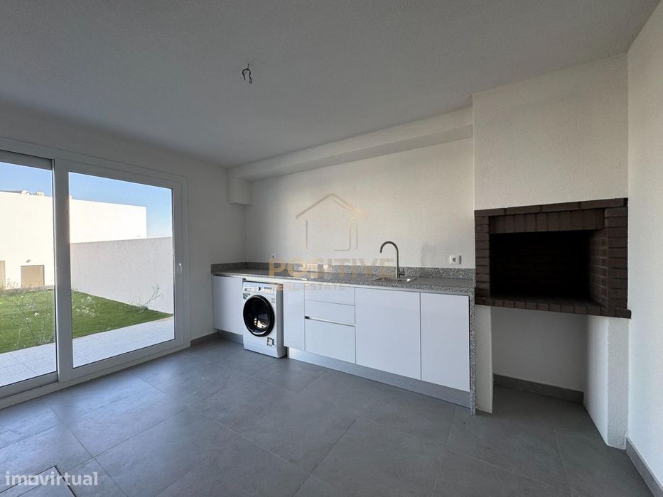 Moradia T4 em Vale de Milhaços | Espaço, luz natural |  A33 e A2 | A 2
