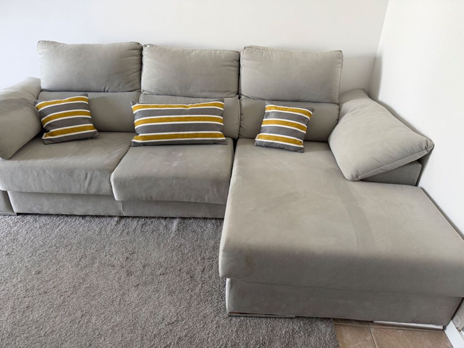 Sofá da sala cinzento com chaise longue