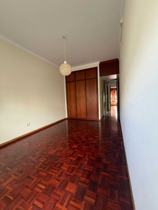 Apartamento T2, Rés-do-Chão, com boas áreas, bastante soalheiro e bem localizado. Fácil acesso a A2,  sito na quinta do lírios.