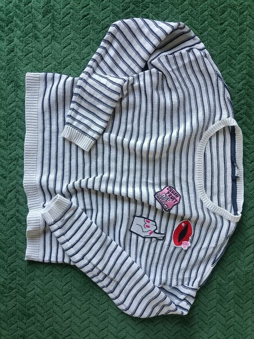 Sweterek crop top z naszywkami