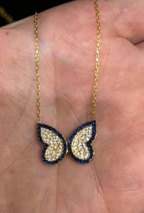 Colar de prata dourada com borboleta