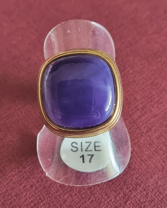 Anel dourado, em aço, com pedra roxa quadrada. T17