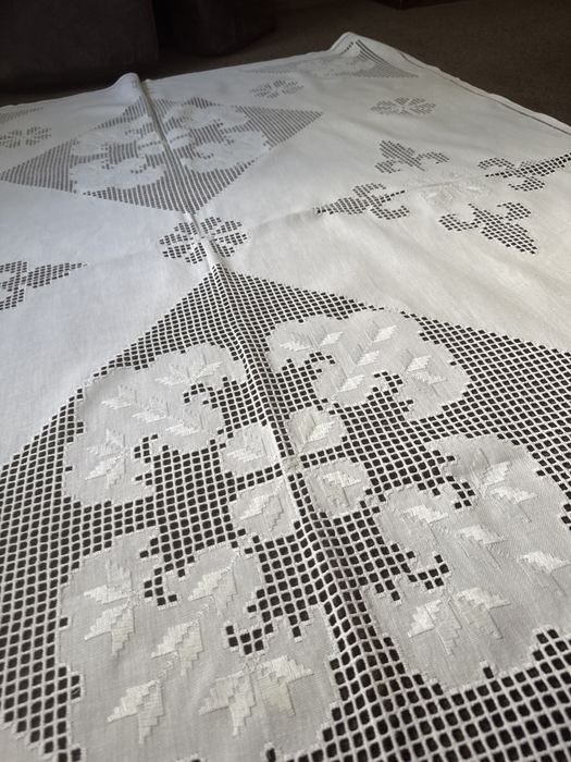 Obrus ręcxnie haftowany lrn  z koronkami do kolekcji