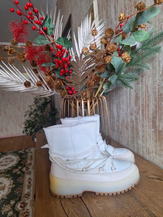 Продам жіночі зимові чоботи( луноходи) фірми Reserved