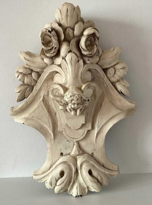 Pałacowy fronton-rzeźba z 19 wieku