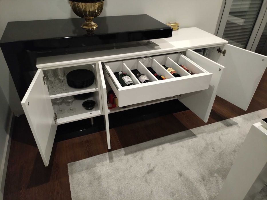 Móvel Moderno Preto e Branco de apoio a Sala de Jantar