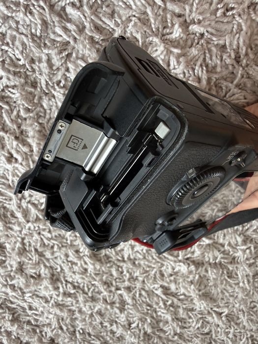 Canon EOS 5D Mark II + батарейний блок + зарядний + 3 карти пам’яті + повний комплект
