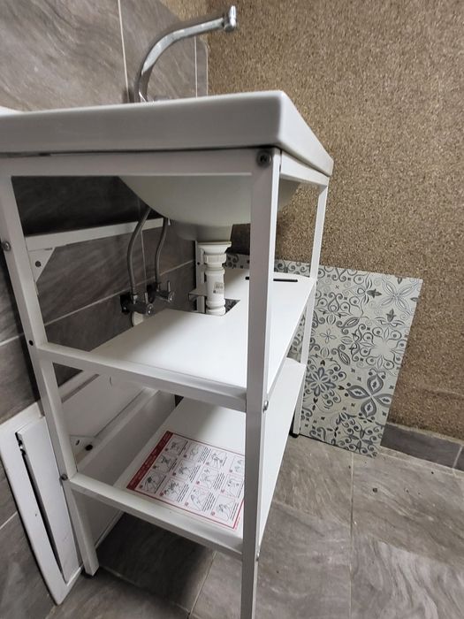 Szafka z umywalka z kranem