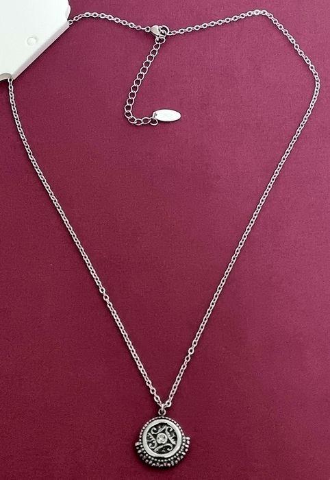 Colar prateado, em aço, inspiração Tachi. Tem extensor