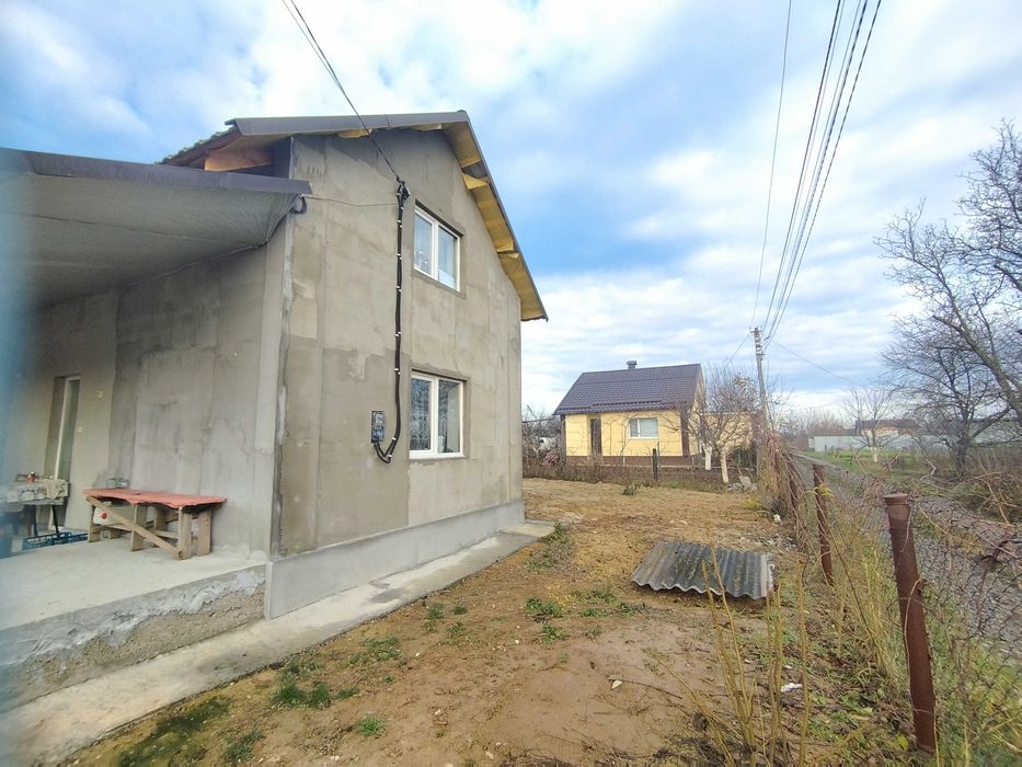 Продаж будинку біля магазину Сім'я