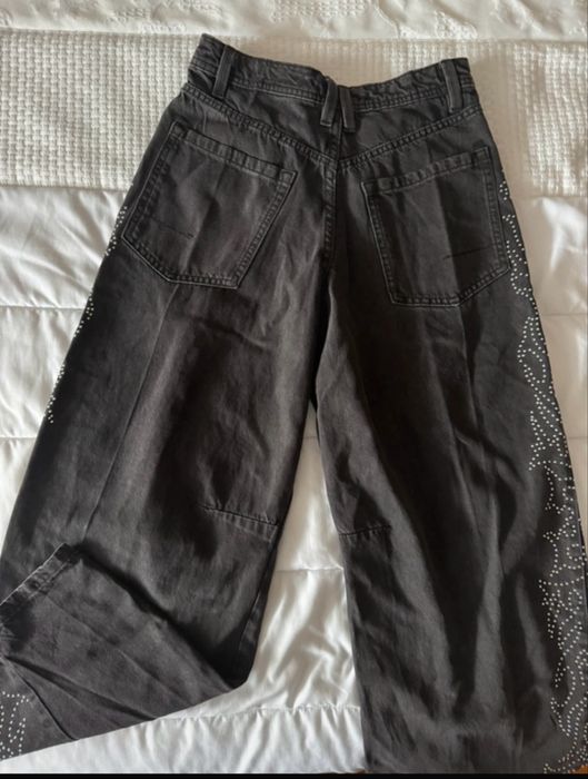 calça preta com detalhes