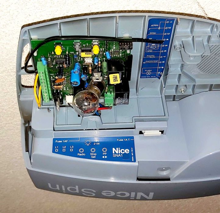 Napęd bramy garażowej Nice Spin z szyną i pilotem