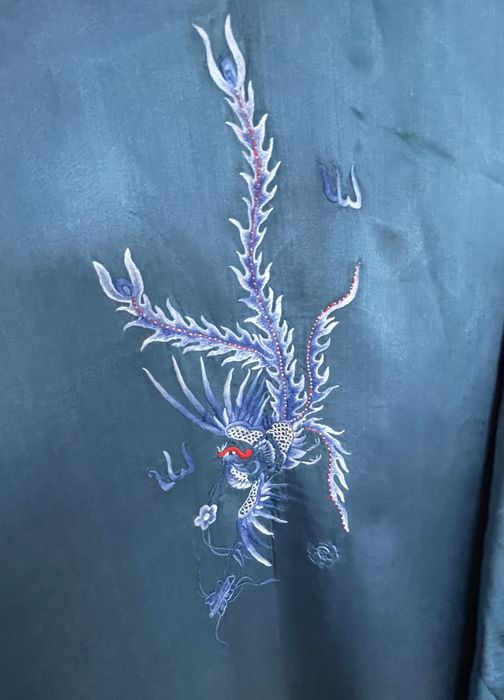 Шовковий халат з вишивкою