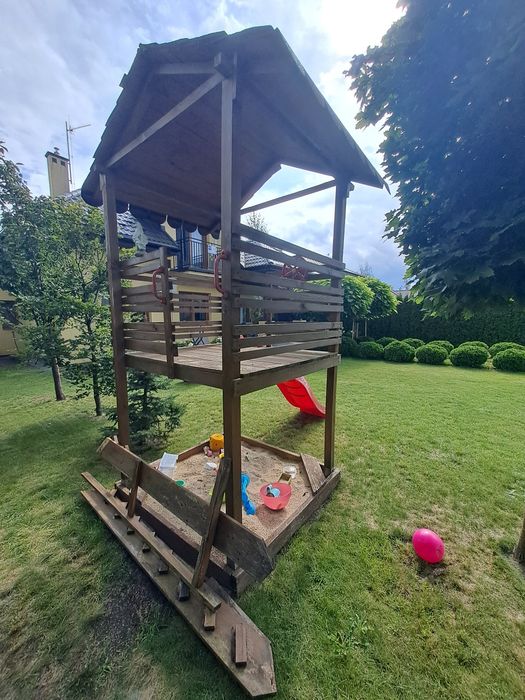 Domek drewniany dla dzieci ze zjeżdżalnią i akcesoriami