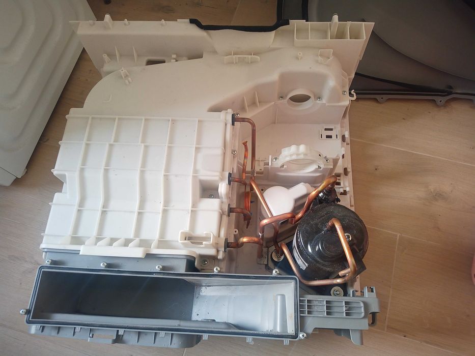 Zespół pompy ciepła suszarki Samsung DV90T7240BH/S6 Optimal Dry