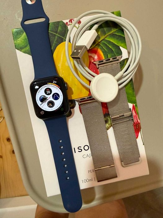 Apple Watch Series 6 40mm GPS Space Gray + 2 Braceletes e Carregador