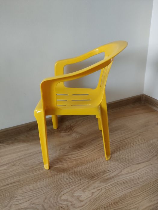 Fotelik dziecięcy plastikowy