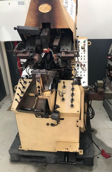 Máquina de montar bicos