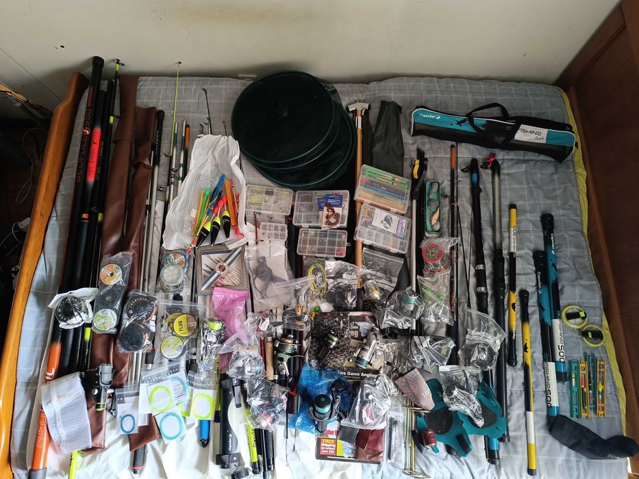 Conjunto de Pesca: Canas, Carretos, centenas acessórios
