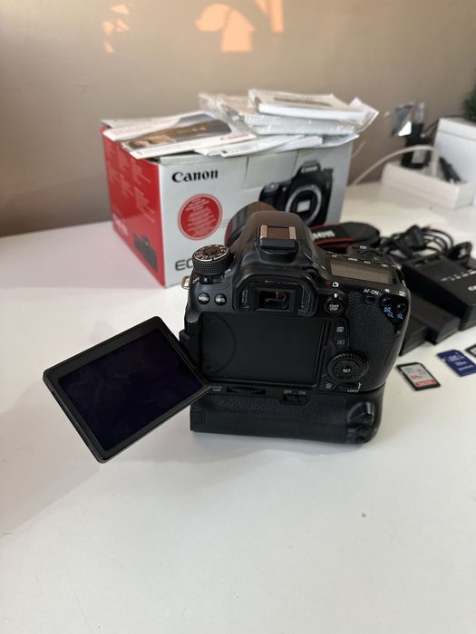 Aparat Canon EOS 70D + obiektyw Yongnuo 50mm f/1,8 II / Grip / Karty