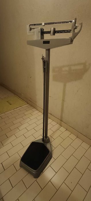 Balança mecânica de coluna antiga