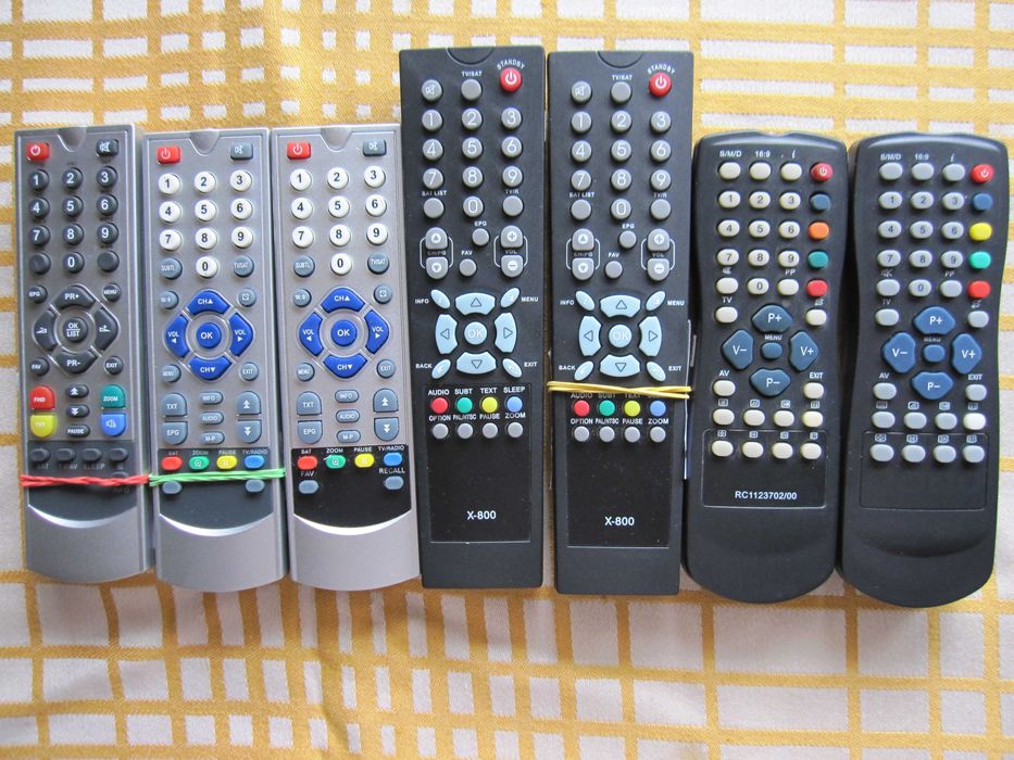 Пульты для TV, SAT тюнеров, DVD плееров и др. одним лотом 26 шт. новые