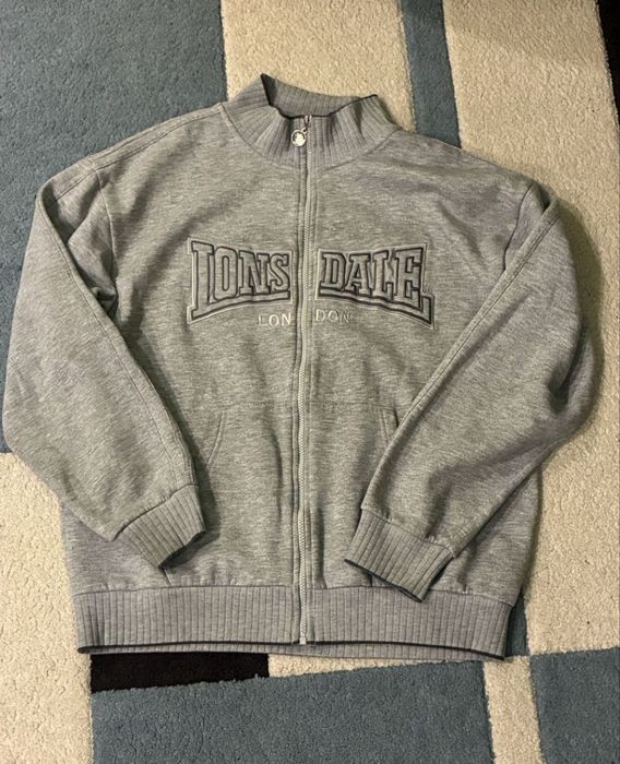 Фліска Lonsdale.