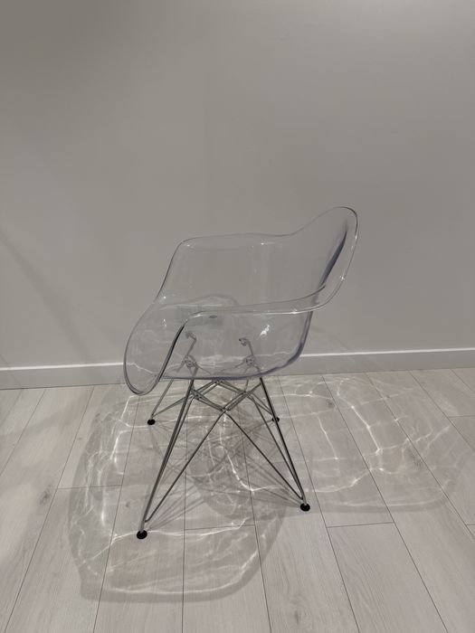 Cadeira em acrelico com pés inox
