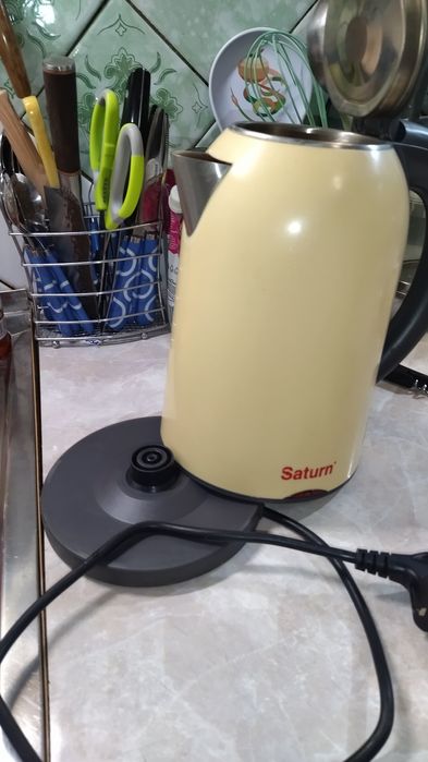 Продам электрочайник Saturn